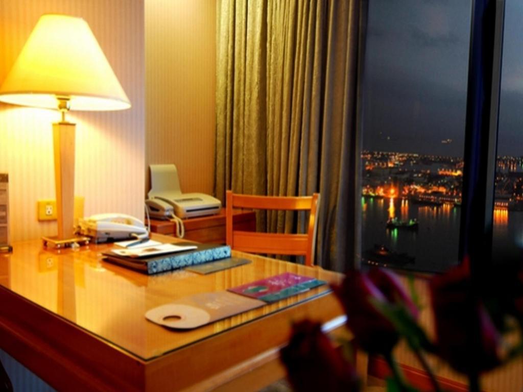 85 Sky Tower Hotel Гаосюн Номер фото A room at the hotel