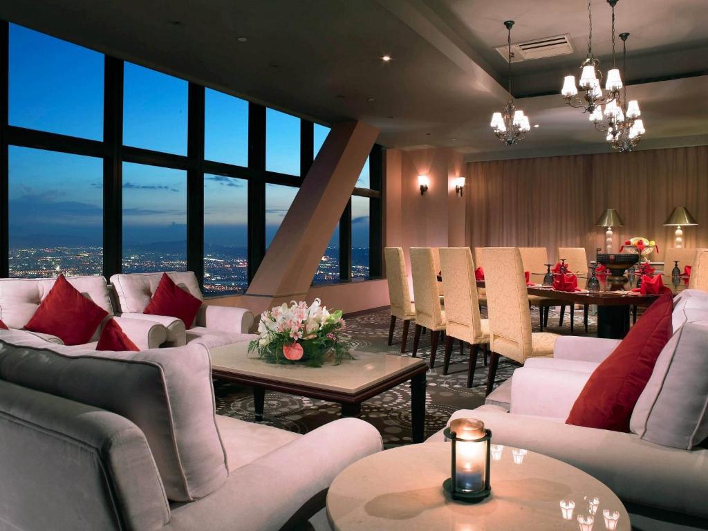 85 Sky Tower Hotel Гаосюн Экстерьер фото A suite at the Mandarin Oriental, Tokyo