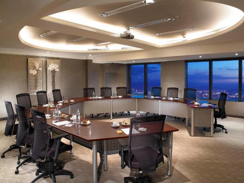 85 Sky Tower Hotel Гаосюн Удобства фото Meeting room