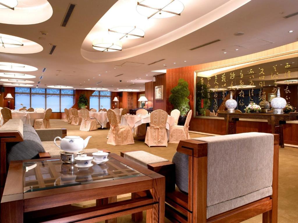 85 Sky Tower Hotel Гаосюн Экстерьер фото The lounge at Beijing Capital International Airport