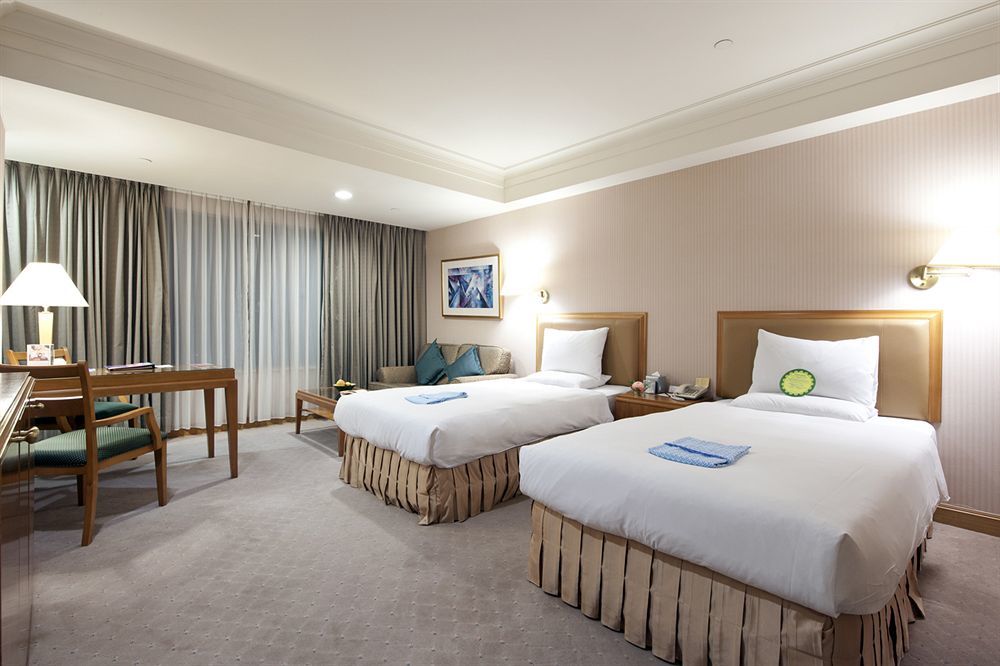85 Sky Tower Hotel Гаосюн Экстерьер фото Deluxe Room
